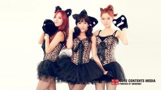 Three girls costumes teddy bear - one holding free wallpaper