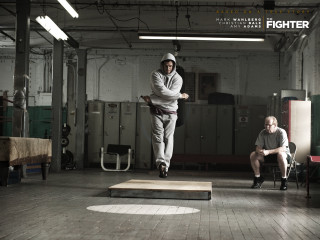 Man practicing swing large room - a large room free wallpaper