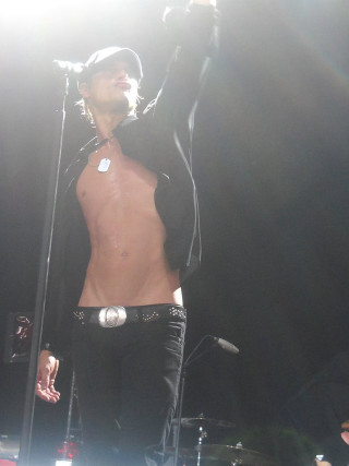 Shirtless man microphone stage band - free motorcycles wallpaper