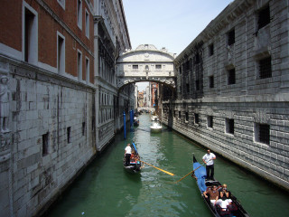 Boats water bridge buildings scenery - a couple of boats free wallpaper