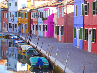 Boats colorful buildings riverside dock - a row free wallpaper
