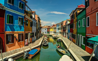 Canal boats colorful buildings water - several boat free wallpaper