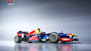 Red bull racing car blurry - a red bull free wallpaper
