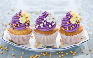 Three cupcakes purple frosting flowers - a plate free wallpaper