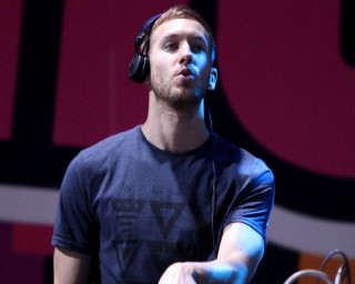 Man headphones microphone stand holding - antoni pitxot free wallpaper