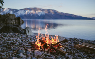 Campfire rocky beach lake mountains - the distance free wallpaper