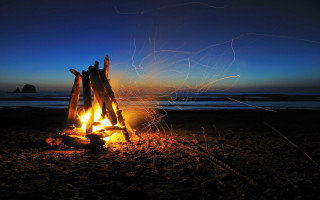 Campfire bright yellow flame night - ambient light free wallpaper