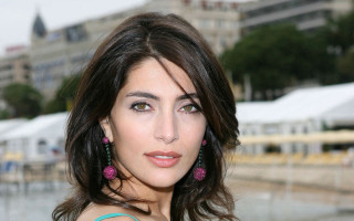 Woman green dress pink earrings - olive skin free wallpaper