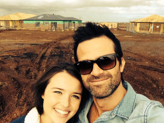 Man woman dirt field houses - house free wallpaper