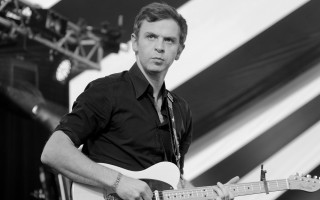 Man playing guitar stage spotlight - a spotlight free wallpaper