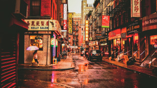 Wet city street person umbrella - an umbrella in the rain free wallpaper for desktop