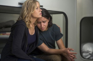 Woman man train sitting eyes - a train free wallpaper