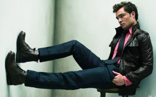 Man sitting chair legs crossed - his foot free wallpaper for desktop