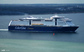 Cruise ship ocean shoreline town - color field free wallpaper