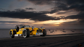 Yellow car ocean boats cobra - the water behind free wallpaper