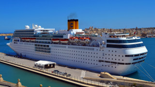 Cruise ship docked bus sunny - a cruise ship free wallpaper