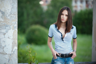 Woman bench hands pockets green - her pocket free wallpaper