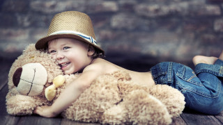 Boy smiling teddy bear straw - alfred freddy krupa free wallpaper