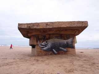Fish painted stone structure beach - banksy free wallpaper