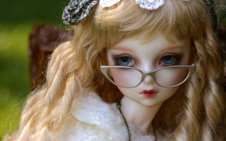 Doll glasses white dress flower - realistic eye free wallpaper