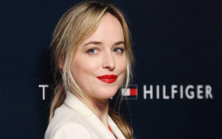 Red lipstick white jacket blue - a black backdrop free wallpaper