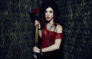 Woman large axe red top - a large axe free wallpaper