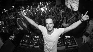 Man arms up dj set - antoni pitxot free wallpaper