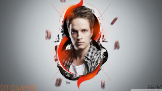 Man red circle background red - a red circle free wallpaper for desktop