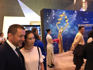 Man woman art display building - fabien charuau free wallpaper