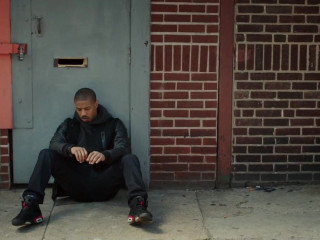 Man sitting ground door hands - his hand free wallpaper