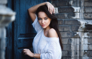 Woman leaning wall arm head - seductive look free wallpaper