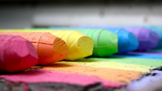 Crayons row table colored paper - pastell free wallpaper