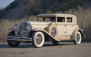 Old model car parked hill - the side of the road in front free wallpaper
