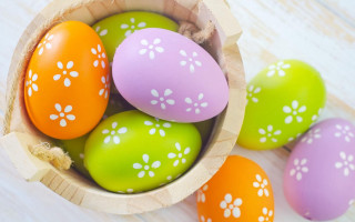 Basket filled colorful easter eggs - a basket free wallpaper for desktop