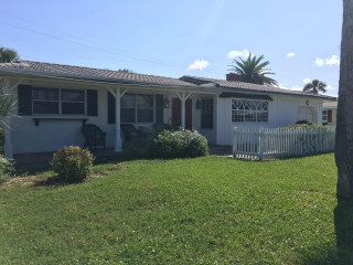 White house white picket fence - front of it free wallpaper