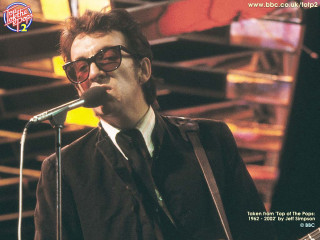 Man guitar microphone performance singing 2 - fluxus free wallpaper