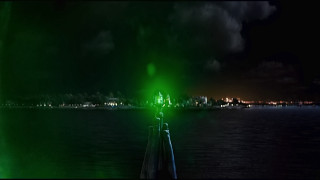 Green light pier dark water - a pier free wallpaper