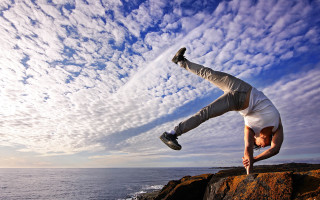Man handstand rock ocean sky - a rock free wallpaper