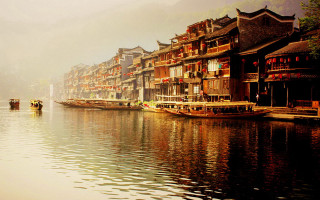 River boats houses foggy sky - foggy sky above free wallpaper