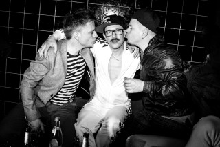 Group men sitting room tiled - a group of men sitting next free wallpaper