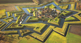Large maze grass river building - daarken free wallpaper