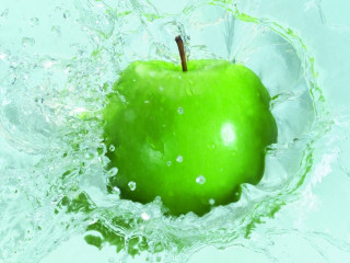 Green apple water bubbles surface - a green apple free wallpaper
