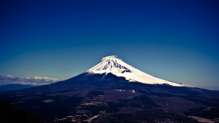Snow covered mountain clear blue - a clear blue sky above free wallpaper