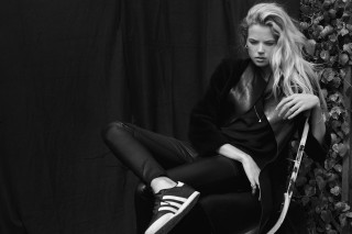 Woman chair black jacket white - white sneaker free wallpaper