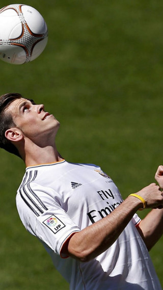 Man white shirt playing soccer - a marble sculpture free wallpaper for mobile