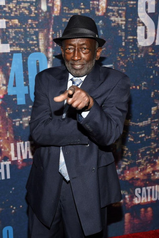 Man suit hat pointing red - free dark wallpaper