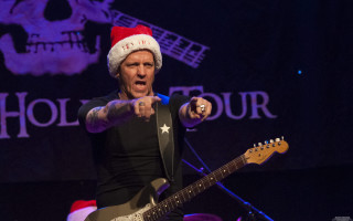 Man santa hat guitar stage - stage free wallpaper