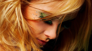 Woman blonde hair green leaf - her phone free wallpaper