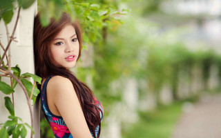 Woman leaning wall green plant 2 - phuoc quan free wallpaper