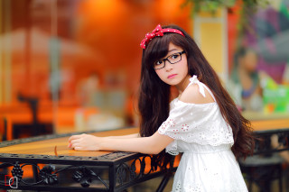 Girl glasses table suitcase red - a red bow free wallpaper for desktop